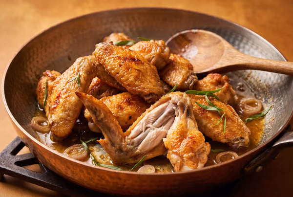 Poulet aile entièrement cuite legerement epicé, une fois apprêté